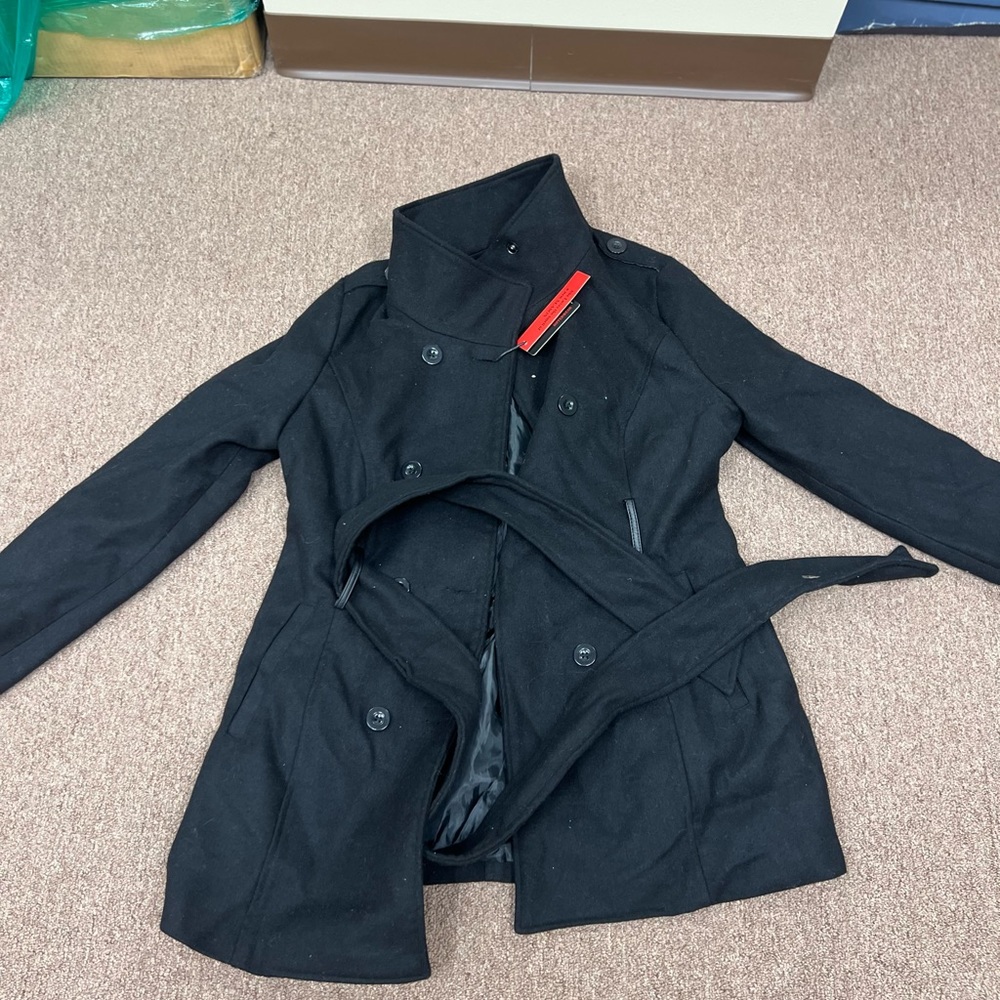 Yoki Black Trench Coat with Structured Design and Zip-Up Closure